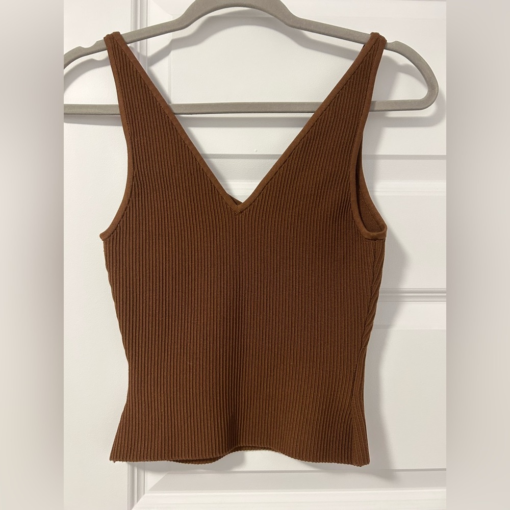 Aritzia Babaton Sculpt Knit V-Neck Tank
